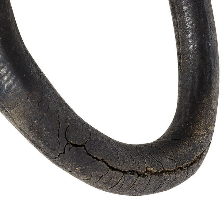 Nahaufnahme einer rissigen, gealterten Gummileitung