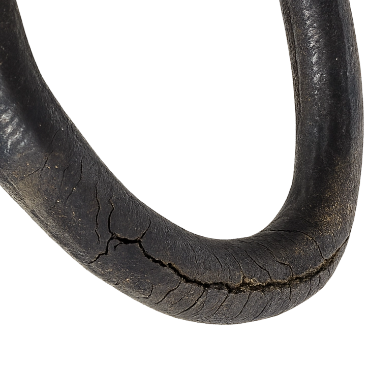 Nahaufnahme einer rissigen, gealterten Gummileitung