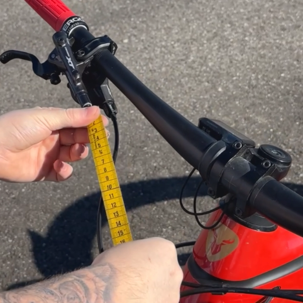 Fahrrad Bremsleitung mit flexiblem Maßband korrekt ausgemessen